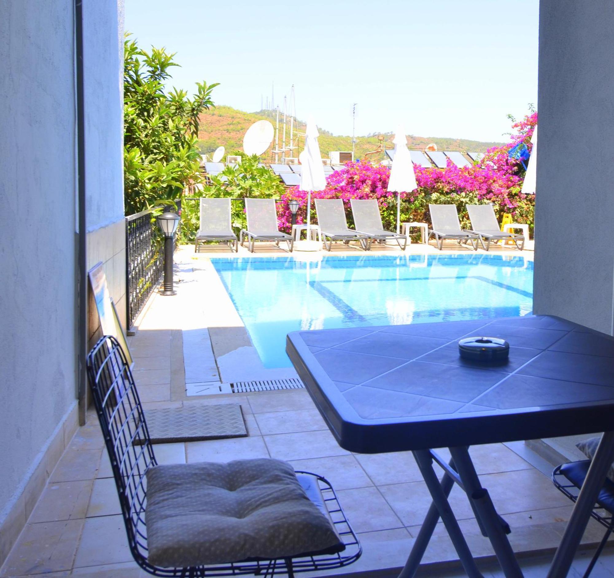 Zimmer mit Queensize-Bett und Poolblick